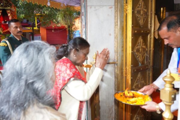 राष्ट्रपति द्रौपदी मुर्मू ने शक्तिपीठ मां नैना देवी मंदिर में की पूजा-अर्चना