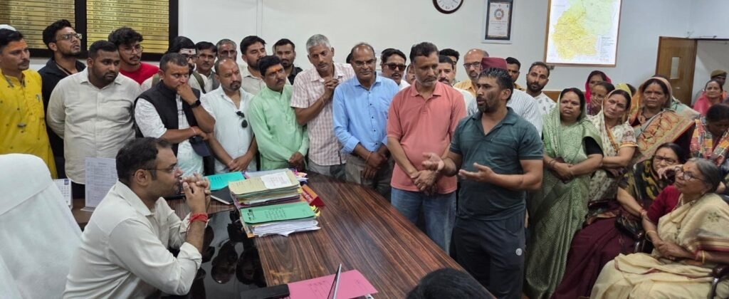 ग्रामीणों ने किया प्रदर्शन, प्राधिकरण के नियमों में हो शिथिलीकरण