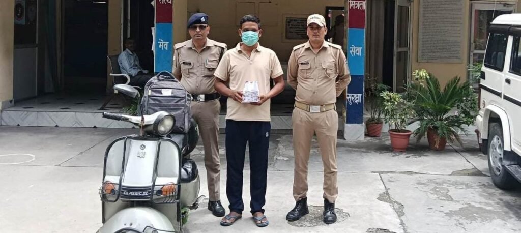 पौड़ी गढ़वाल : स्कूटर से शराब की सप्लाई करने वाला शराब तस्कर चढा पुलिस के हत्थें