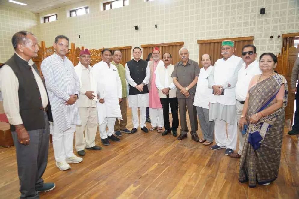 मुख्यमंत्री पुष्कर सिंह धामी से मिलने पहुंचे कई पूर्व विधायक, मुख्यमंत्री को दी शुभकामनाएं
