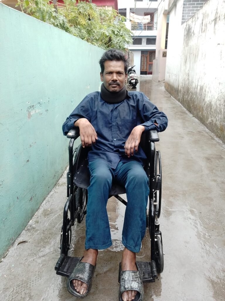समाधान दिवस में मिला त्वरित न्याय, डीएम डॉ. आशीष चौहान की संवेदनशीलता से दिव्यांग सुनील को मिली पेंशन, बैंक खाता और नई व्हीलचेयर