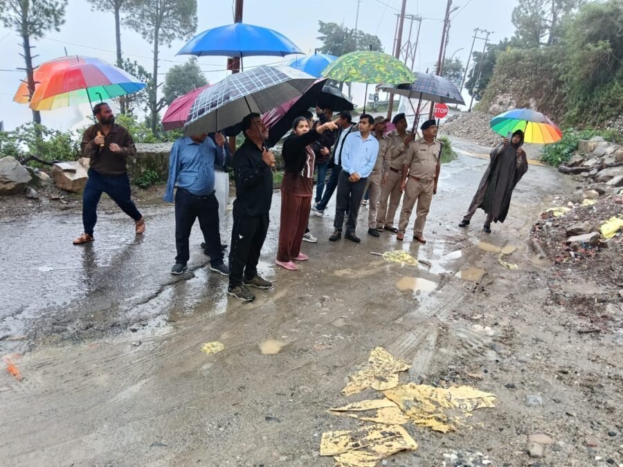 भारी वर्षा से क्षतिग्रस्त पुस्ते के बाद प्रशासन ने नई टिहरी सी-ब्लॉक से किये तीन परिवार सुरक्षित स्थानांतरित, डीएम नितिका खण्डेलवाल ने स्थलीय निरिक्षण कर लिया स्थिति का जायजा, PWD के अधिकारियों को दिए सख्त निर्देश