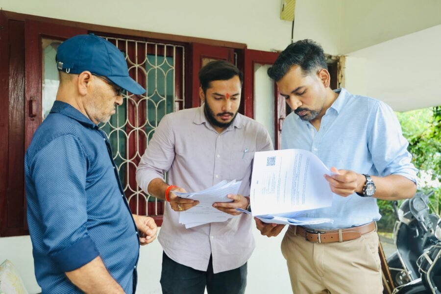 मतदाता सूची पुनरीक्षण की जमीनी पड़ताल को ग्राउंड  जीरो पर उतरे डीएम डॉ. आशीष चौहान, अजबपुर कलां में घर-घर नोटिस वितरण प्रक्रिया का किया स्थलीय निरीक्षण, त्रुटिरहित एसआईआर के लिए दिए सख्त निर्देश