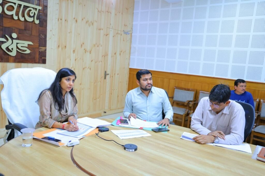 वन भूमि हस्तांतरण के लंबित मामलों पर डीएम स्वाति एस. भदौरिया सख्त, समयबद्ध निस्तारण के निर्देश, बैठक में अनुपस्थित रहने पर लोनिवि के अधीक्षण अभियंता को नोटिस और वेतन रोकने के आदेश