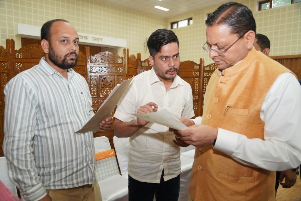 मुख्यमंत्री पुष्कर सिंह धामी ने प्रदेश के विभिन्न क्षेत्रों से आए लोगों की समस्याएं सुनीं