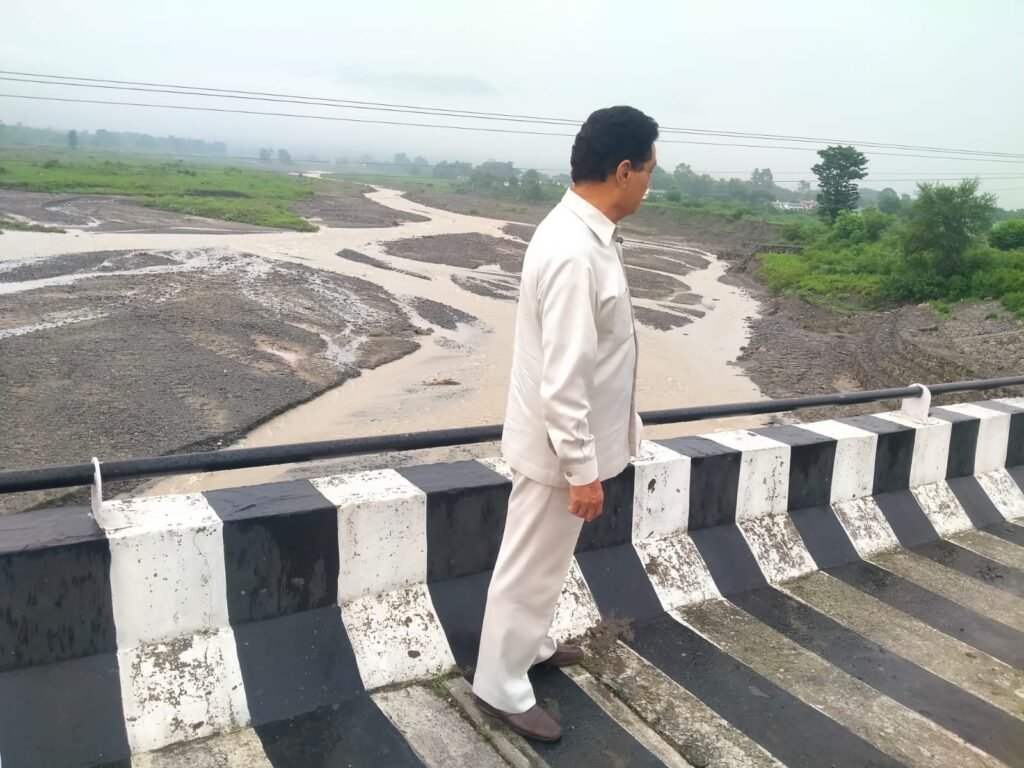 पूर्व कैबिनेट मंत्री सुरेन्द्र सिंह नेगी ने मालन नदी का किया स्थलीय निरीक्षण, कहा – सालभर में बह गई करोड़ों की सुरक्षा दीवार, 14 साल पुरानी लाखों की दीवार अब भी मजबूत