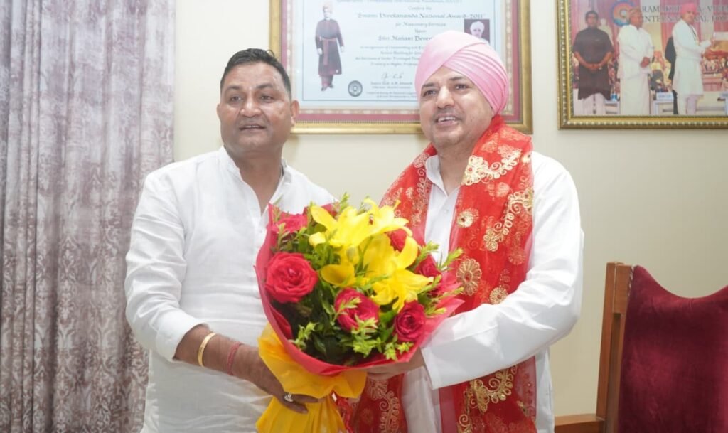 कैबिनेट मंत्री राम सिंह कैड़ा ने श्री दरबार साहिब में मत्था टेककर लिया आशीर्वाद, श्रीमहंत देवेन्द्र दास जी महाराज से की शिष्टाचार भेंट, कुमाऊँ में एसजीआरआर ग्रुप के शिक्षा एवं स्वास्थ्य संस्थानों के विस्तार का दिया सुझाव