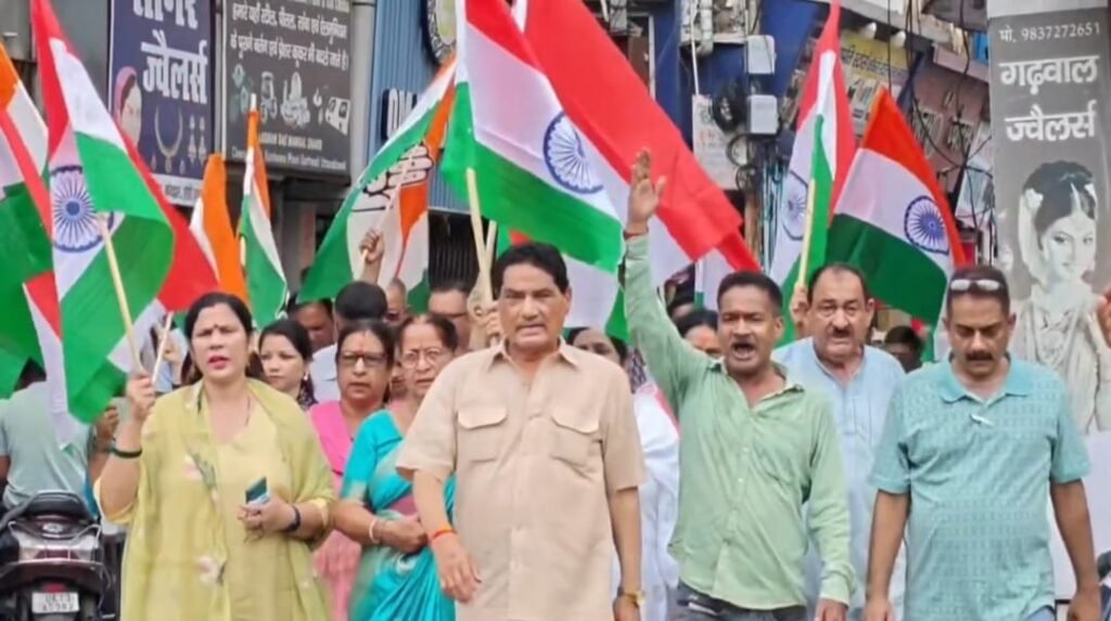 पूर्व कैबिनेट मंत्री सुरेंद्र सिंह नेगी के नेतृत्व में निकली भव्य तिरंगा यात्रा, भारत माता की जय और वंदे मातरम् के नारों से गूंजा शहर