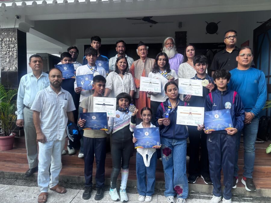 बर्फ पर उत्तराखंड के सितारों ने रचा इतिहास, राष्ट्रीय आइस स्केटिंग में 19 खिलाड़ियों ने लहराया परचम, पूर्व राज्यपाल कोश्यारी ने प्रमाण पत्र देकर बढ़ाया हौसला