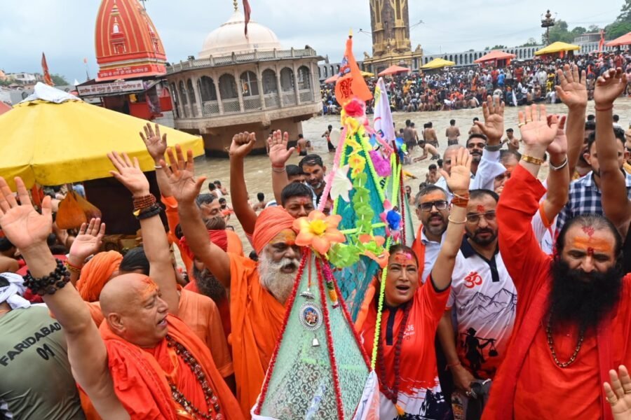 खेल मंत्री रेखा आर्य ने 2036 ओलंपिक की मेजबानी के संकल्प के साथ उठाई कांवड़, हरकी पैड़ी से गंगाजल लेकर 22 किलोमीटर पैदल चलकर वीरभद्र मंदिर ऋषिकेश में करेंगी भगवान शिव का रुद्राभिषेक