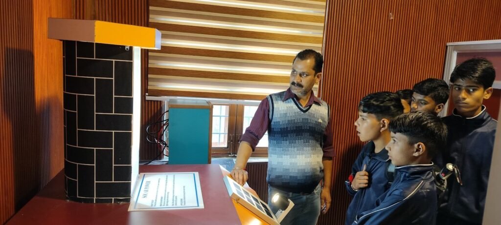 डॉ अंबेडकर विज्ञान संग्रहालय में छात्र-छात्रा प्रयोगों के जरिए समझ रहे विज्ञान